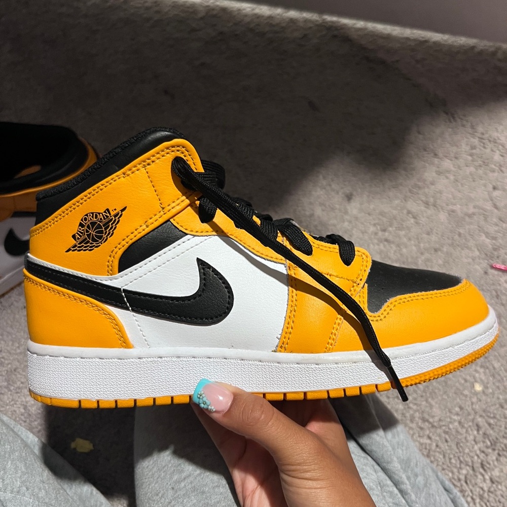 Nike Black and Yellow Athletic Shoes with Classic Design